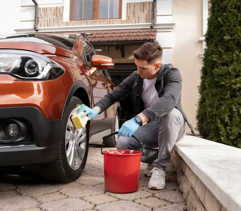 Lavage auto à domicile Leyvaux : professionnel intervenant sur un véhicule
